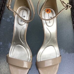 Bandolino WN SZ 8.5M Beige patent Leather Heels